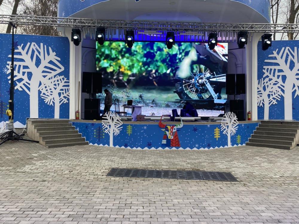 Видеоэкран с шагом 4мм, размер 8.0х5,0м. Централ Парк